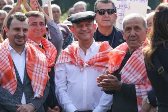 Özgür Özel, üzüm üreticilerine çözüm önerilerini açıkladı: Borçların faizlerini sileceğiz, vergileri düşüreceğiz