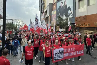 Smart Solar işçileri Karşıyaka’da yürüdü: “İşimize dönene kadar mücadele edeceğiz”