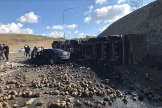 Pancar yüklü TIR ile otomobil çarpıştı: 4 ölü, 1 yaralı