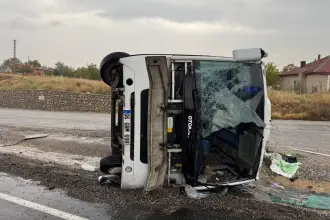 Kırıkkale'de işçileri taşıyan midibüs devrildi: 1'i ağır 15 işçi yaralandı