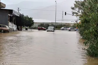 Mersin'de sağanak, su baskınlarına neden oldu