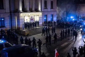 Yurt dışındaki cumhurbaşkanı ülkeye geri döndü: Polonya’da Anayasa Mahkemesi’ne polis baskını