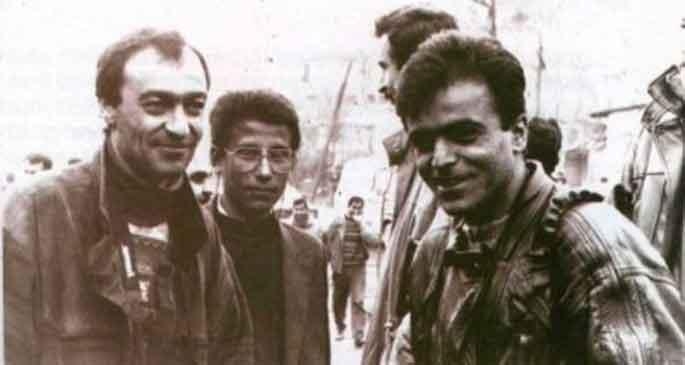 Kesilmiş bir kol gibi omuz başımızdaydı boşluğun