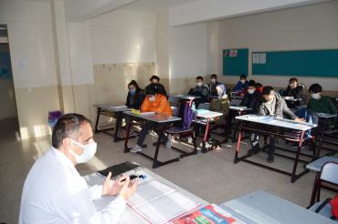 İzmir’de iki lisede yapılan usulsüz görevlendirmeye eğitimciler tepki gösterdi