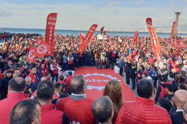 DİSK üyeleri İzmir'den seslendi: Daha fazla vergi için işçilere değil etrafınıza bakın