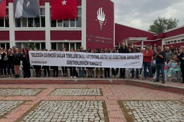 TED Aliağa Koleji’nde örgütlenme mücadelesi veren öğretmenlere velileri destek verdi