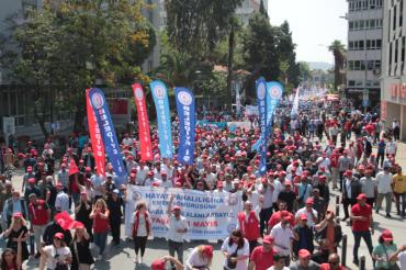 İzmir’de 1 Mayıs kutlamaları: İş cinayetleri son bulsun