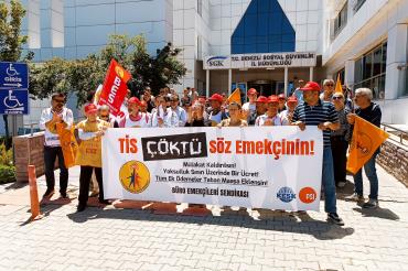 Büro emekçileri SGK önünde kamunun tasfiyesine karşı hakları için açıklama yaptı