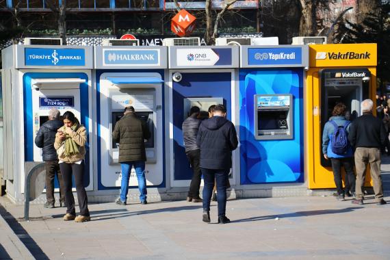 Bankamatiklerde sıra bekleyen yurttaşlar.