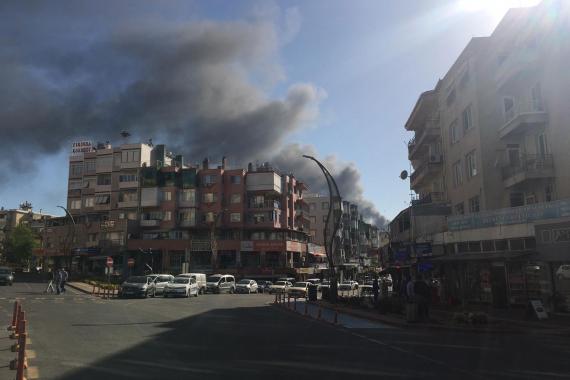 Aliağa petkim bacasından yoğun siyah dumanlar yayılırken