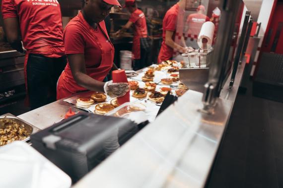 fast food restoranında çalışan işçiler