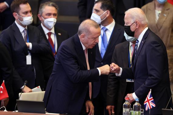 Erdoğan ve Biden yumruk ile selamlaşıyor