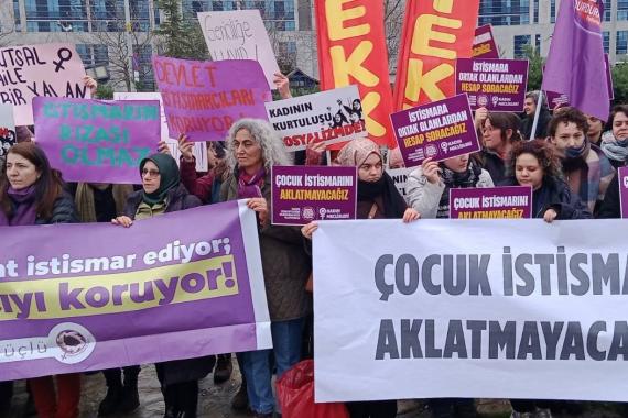 kadınlar ellerinde dövizler tutuyor