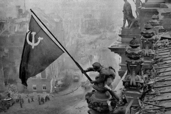 Reichtag binasına asılan kızıl bayrak