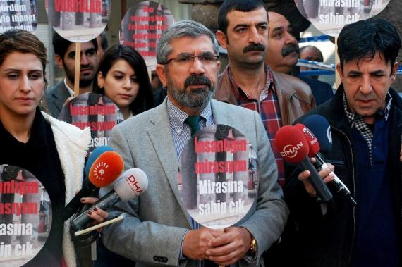 Tahir Elçi cinayetinin aydınlatılmasına dair önerge AKP-MHP oylarıyla reddedildi</h6>