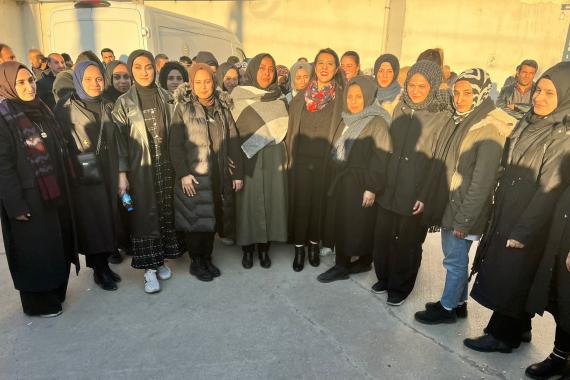 Sevda Karaca, Özak Tekstil işçilerini ziyaret etti: İşçiler çocuğuna pantolon alırken iki kere düşünmesin istiyor</h6>