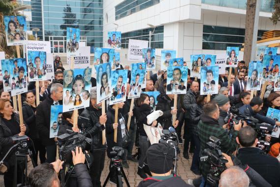 İsias Otel'de yakınlarını kaybeden aileler Adıyaman Adliyesi önünde  adalet talep ediyor.