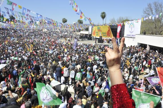 Adana Newroz\'unda binler