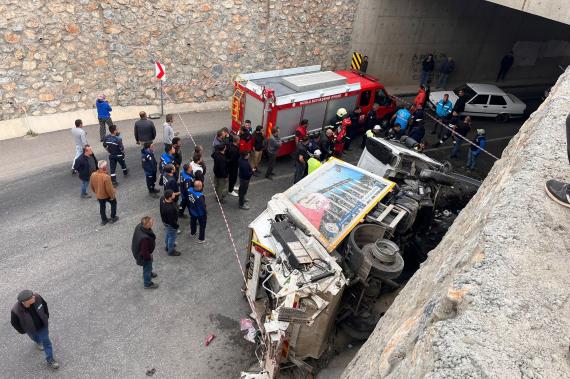 Muğla'da devrilen çöp kamyonunun sürücüsü yaşamını yitirdi