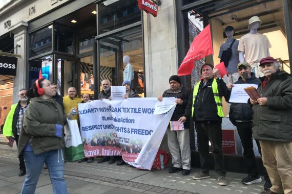 Özak Tekstil işçileri için Londra'da yapılan eylem.