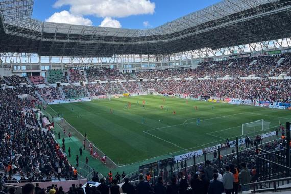 Stadyum'da Amedspor maçını izleyen taraftarlar