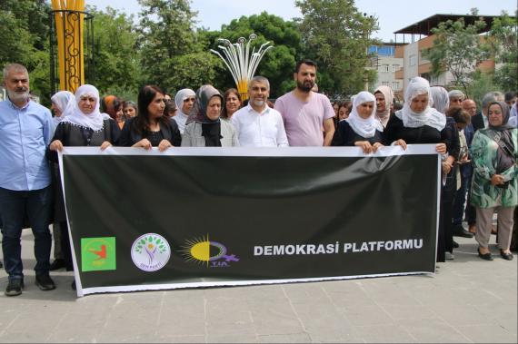 Makbule Özer'in tutuklanmasını protesto eden insanlar.