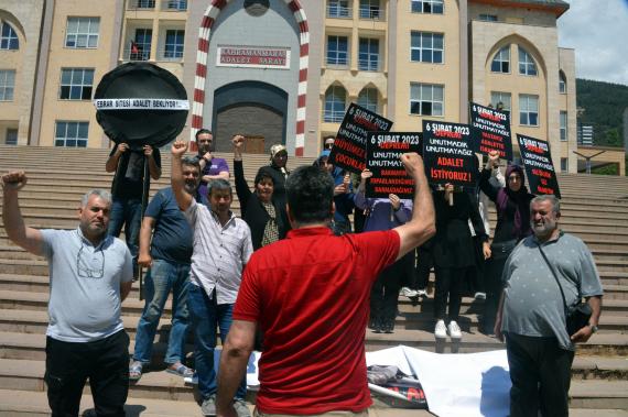 Ebrar Sitesi’nde ölenlerin yakınları adliyeye siyah çelenk bıraktı: Kamu görevlileri de yargılansın