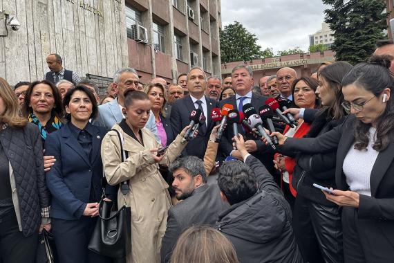 MEB önünde müfredat ili ilgili açıklama yapan CHP Meclis grubu