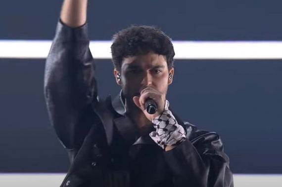 Eurovision'da bileğinde Filistin keyifesi ile çıkan  İsveçli şarkıcı Eric Saade