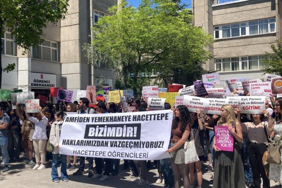 Hacettepe öğrencileri eylem yaparken.