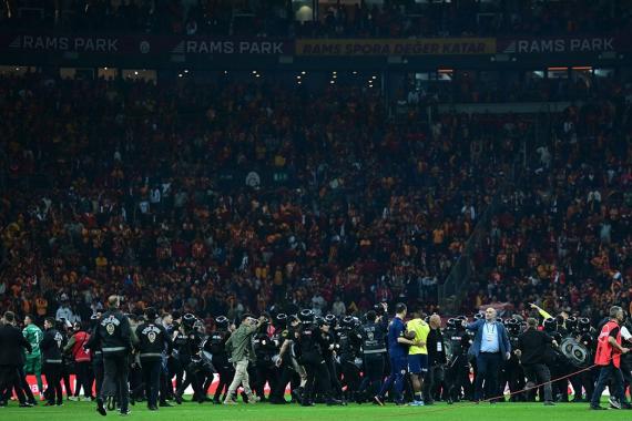 Galatasaray Fenerbahçe maçında çıkan olaylar