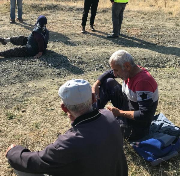 Pınargözü köylüleri altın madeninin sondaj çalışmalarına engel olmak için yolda otururken