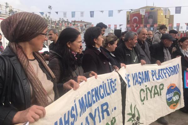 Kızılcaköy'de yapılmak istenen JES'e karşı halk eylem yaparken