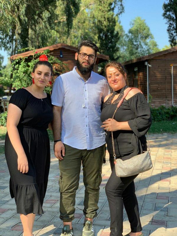 Mohammad Torabi'nin kızı, oğlu ve eşi.