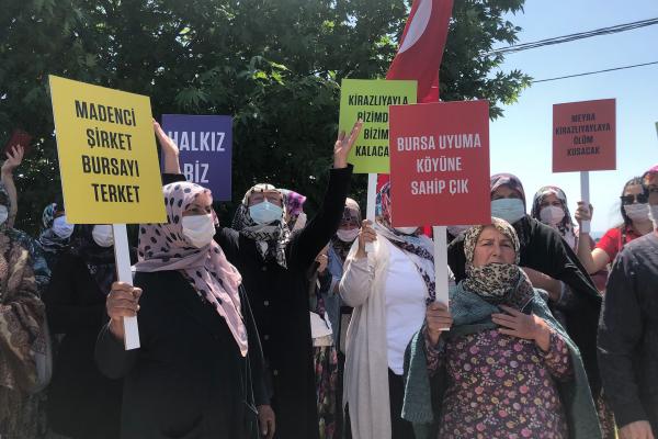 Bursa Kirazlıyayla köylüleri, yaşam alanlarını gasbetmek isteyen maden şirketine karşı jandarma engelini aşarak eylemlerini gerçekleştirdi.