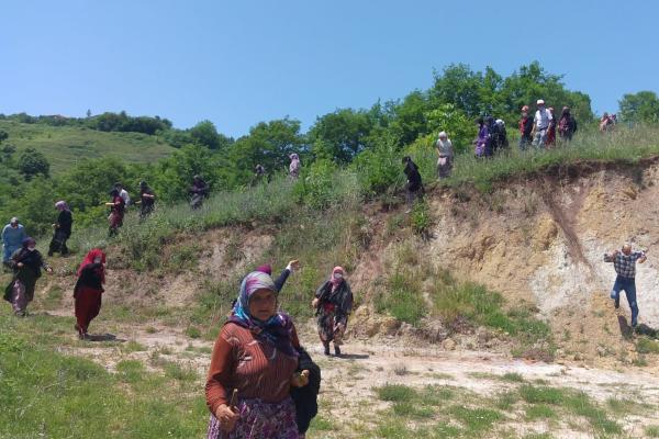 Bursa Kirazlıyayla köylüleri, yaşam alanlarını gasbetmek isteyen maden şirketine karşı jandarma engelini aşarak eylemlerini gerçekleştirdi.