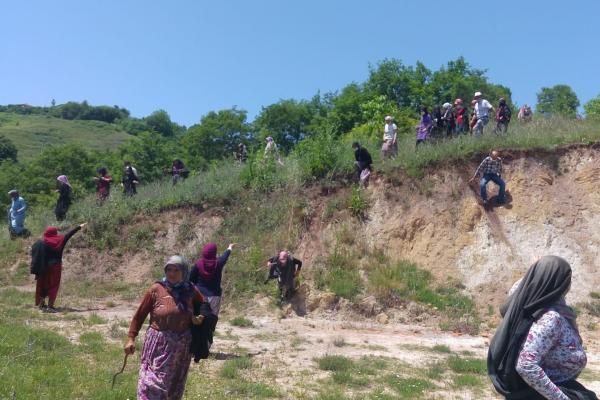 Bursa Kirazlıyayla köylüleri, yaşam alanlarını gasbetmek isteyen maden şirketine karşı jandarma engelini aşarak eylemlerini gerçekleştirdi.