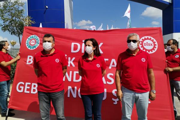 DİSK yönetimi, sendikalaştıkları için işten atılan ve işe geri dönmek için direnişlerini sürdüren Gebze Özer Elektrik işçilerini ziyaret etti.