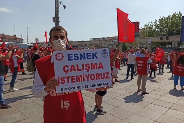 Bakırköy Belediyesi işçisi esnek çalışma istemiyoruz yazılı döviz taşıyor