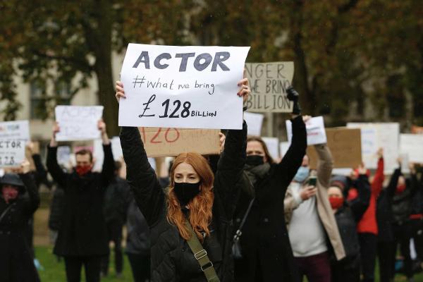 İngiltere’de Kovid-19 salgını nedeniyle mali zorluk yaşayan tiyatro çalışanları, hükümetten destek talebiyle gösteri düzenledi. 