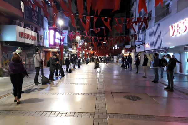 İzmir’de kültür-sanat emekçileri, pandemi gerekçesi ile etkinlikler ve etkinlik mekânlarına dair getirilen kısıtlamaları protesto etti.