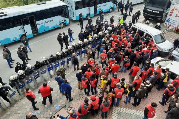 Ankara'ya yürümeleri polis zoruyla engellenen Birleşik Metal-İş üyesi işçiler sendika şube binası önünde oturma eylemine başladı.