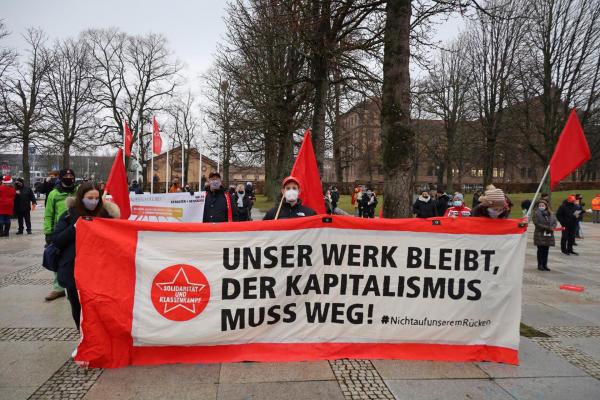 IG Metall Sendikasına üye işçilerin Stuttgart’ta yaptığı miting