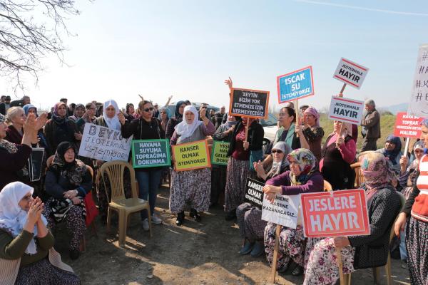 Hatice Barlas (ortada), etrafında Kızılcaköylü kadınlar