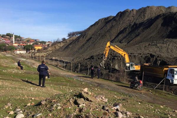 Ayvalık'ın Karaayıt köyünde halk ve ekoloji örgütleri, atık depolama alanının çökmesi nedeniyle kimyasal kirliliğin Madra Barajına aktığı Bilfer demir madeninin derhal kapatılmasını istiyor.