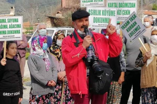 Tireliler mermer ocağına karşı basın açıklaması yapıyor. 