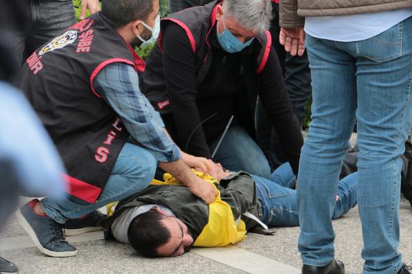İzmir'de polisler 1 Mayıs'ta gözaltı yaptı