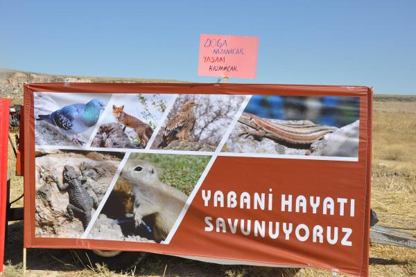 Hacıbektaş Karaburç köylülerinin 'Yabani Hayatı Savunuyoruz' yazılı pankartı.