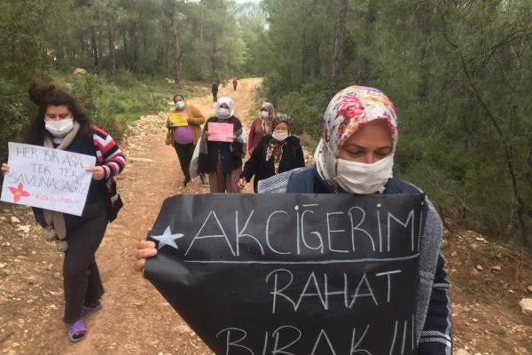 Muğla Milas'a bağlı İkizköy'de ormanlarının linyit madenine kurban edilmesini istemeyen halkın direnişinden bir fotoğraf.