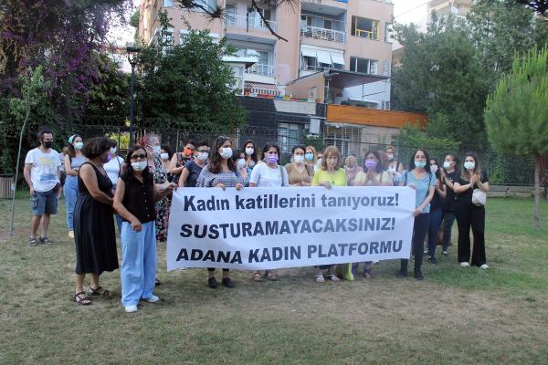 Adana Kadın Platformu, HDP'ye yönelik saldırılara ve Deniz Poyraz'ın katledilmesine dair basın açıklaması yaparken.